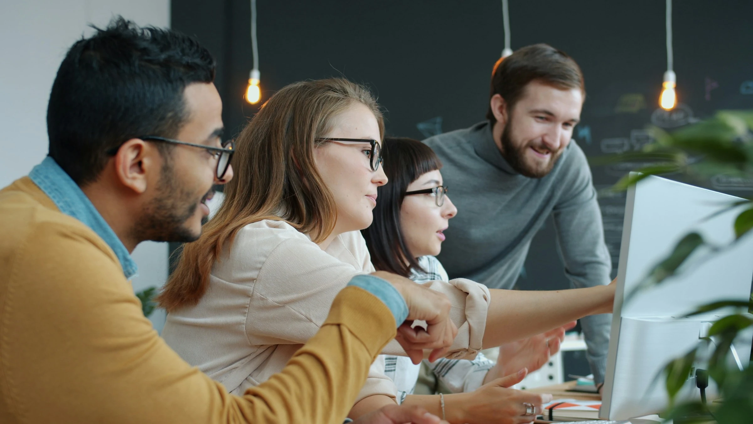 Colaboradores usando óculos durante uma reunião de trabalho